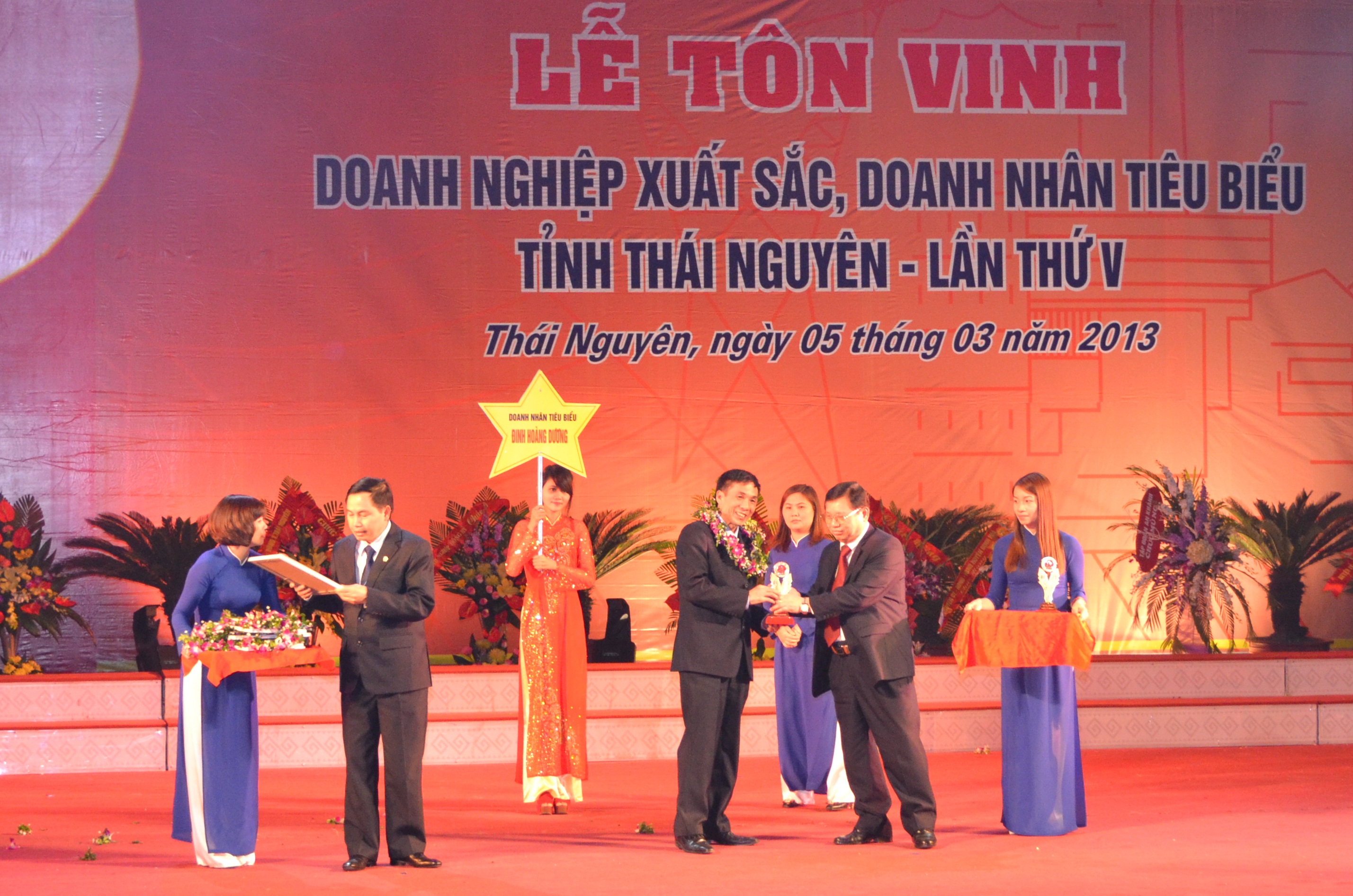 Công ty Điện lực Thái Nguyên vinh dự nhận bằng khen Doanh nghiệp xuất sắc, doanh nhân tiêu biểu Tỉnh Thái Nguyên năm 2012