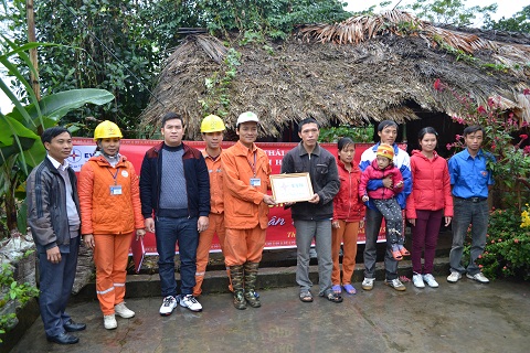 Hàng trăm hộ nghèo, gia đình chính sách được sửa chữa, cải tạo hệ thống điện miễn phí