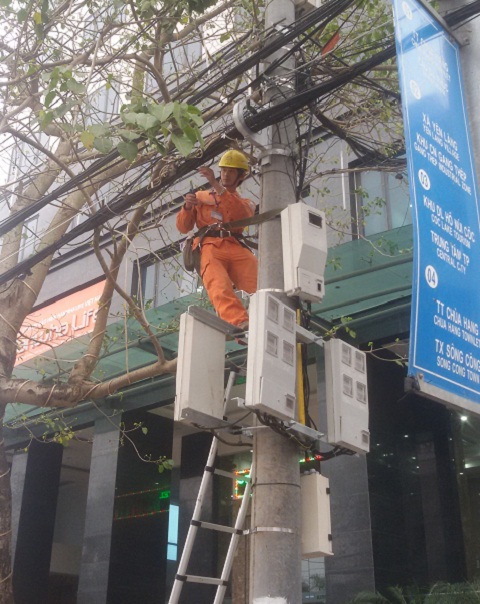 Công ty Điện lực Thái Nguyên: Triển khai thí điểm chỉnh trang, bó gọn cáp thông tin Viễn thông treo trên cột Điện lực