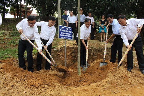 Dâng hương tưởng niệm Chủ tịch Hồ Chí Minh tại ATK Định Hóa