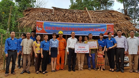 Điện lực Định Hóa: Bàn giao công trình điện thắp sáng sinh hoạt cho gia đình anh Ma Đình Chung xã Bình Yên-Huyện Định Hóa-Tỉnh Thái Nguyên