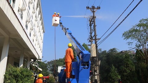 PC Thái Nguyên triển khai công nghệ vệ sinh cách điện hotline