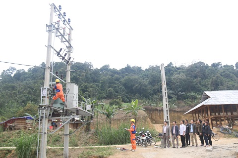 Thái Nguyên: Bản Mông có điện đúng dịp xuân về