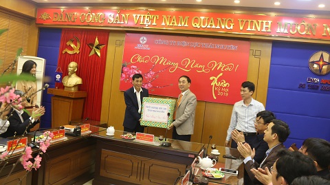 Đồng chí Trần Quốc Tỏ, Ủy viên Trung ương Đảng, Bí thư Tỉnh ủy, Trưởng đoàn đại biểu Quốc hội Tỉnh sang thăm và chúc tết Công ty Điện lực Thái Nguyên