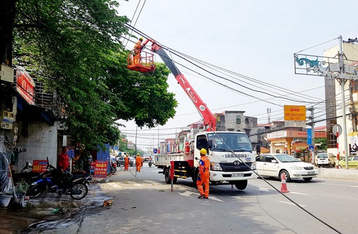 Đứt đường điện trung thế, ảnh hưởng tới hơn mười nghìn khách hàng