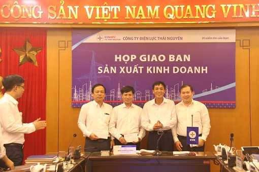 Khen thưởng đột xuất trước ngày cán đích năm 2019