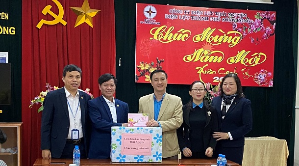 Lãnh đạo các cơ quan, Ban ngành kiểm tra công tác đảm bảo cấp điện, chúc tết và tặng quà Điện lực TP Sông Công