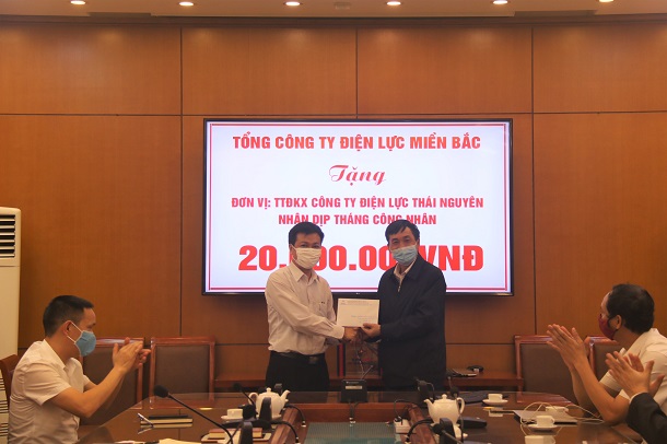 Tặng quà nhân dịp Tháng công nhân năm 2020