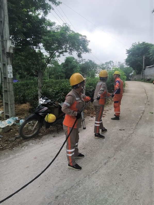 Điện lực Phú Lương động viên người lao động làm việc dưới thời tiết nắng nóng