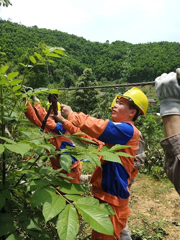 Lãnh đạo Điện lực Võ Nhai tham gia xử lý sự cố cùng người lao động trong mùa nắng nóng