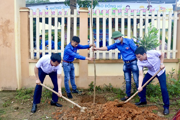 Đoàn thanh niên PC Thái Nguyên trồng cây xanh bảo vệ môi trường