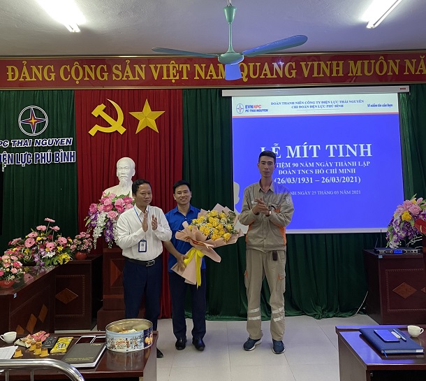 Chi đoàn Điện lực Phú Bình mít tinh kỷ niệm 90 năm ngày thành lập Đoàn TNCS Hồ Chí Minh