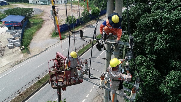 Công suất tiêu thụ điện tỉnh Thái Nguyên lập đỉnh do đợt nắng nóng cao điểm, PC Thái Nguyên tiếp tục khuyến cáo khách hàng sử dụng điện an toàn và tiết kiệm