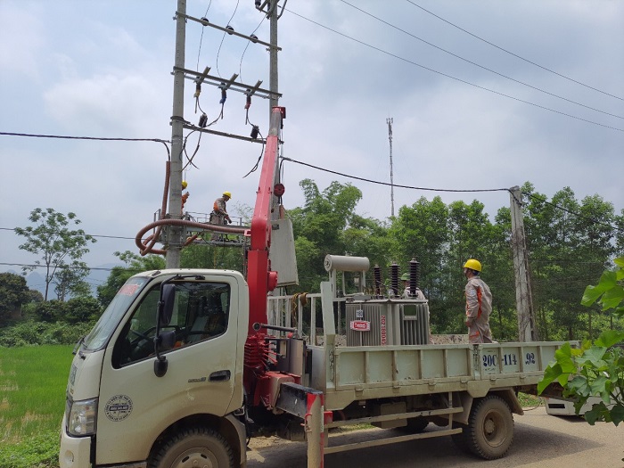 Điện lực Võ Nhai nâng cấp đường dây 0,4 kV khu vực nông thôn