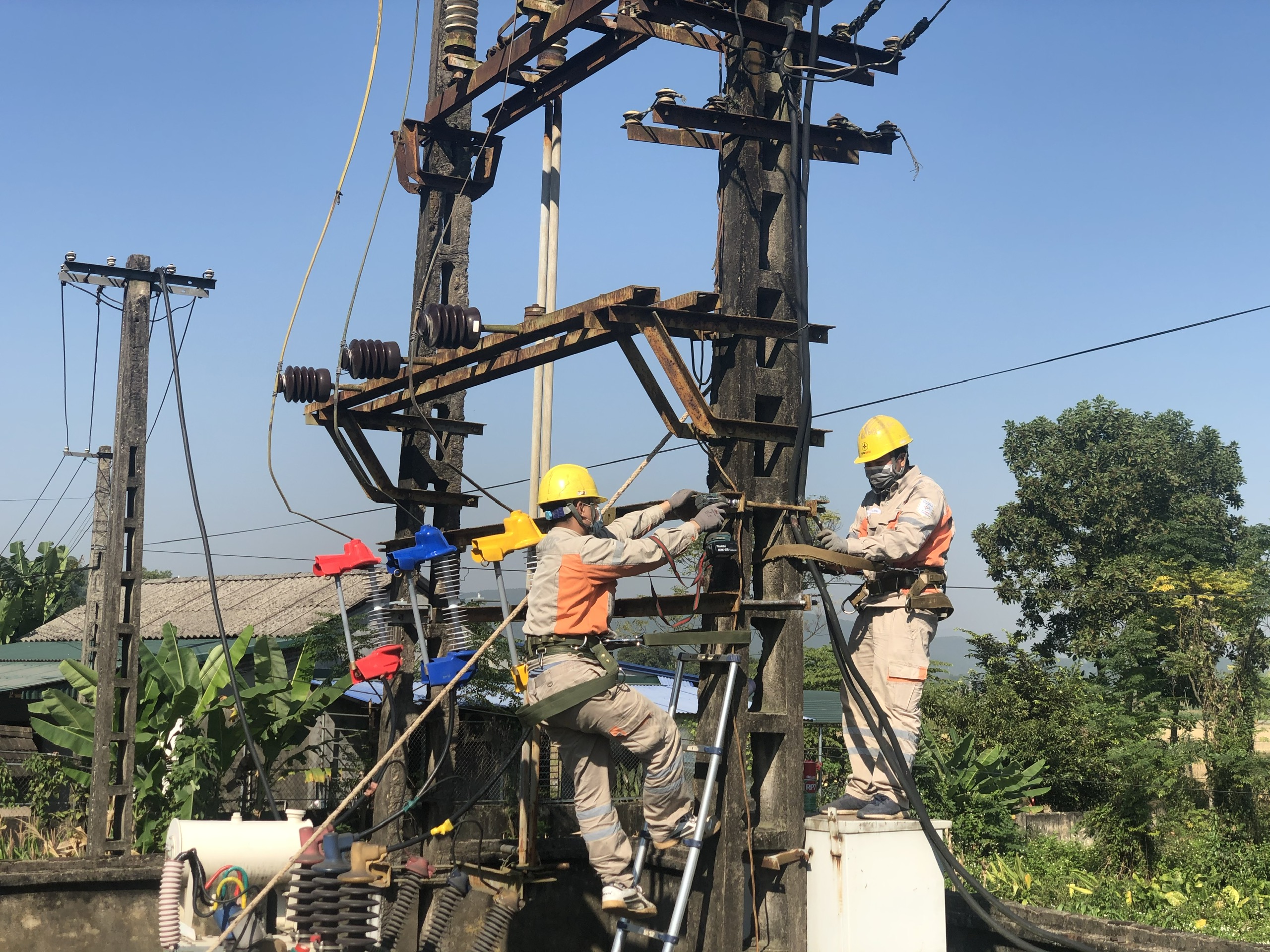 Điện lực Đại Từ - Tích cực hưởng ứng phong trào thi đua: Hoàn thành toàn diện nhiệm vụ kế hoạch SXKD 6 tháng cuối năm và cả năm 2022”