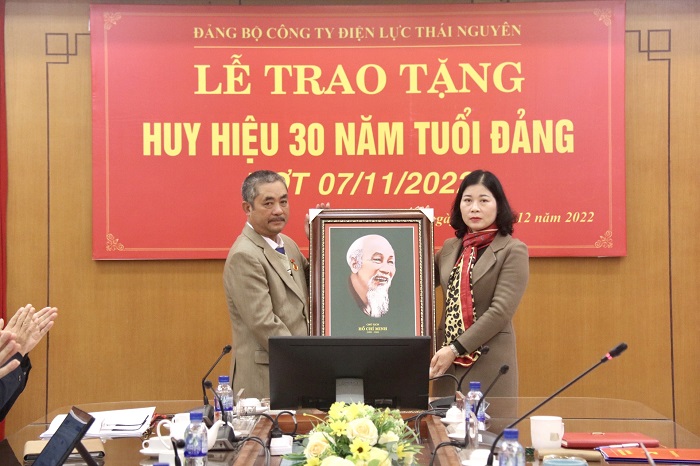 Đảng bộ Công ty Điện lực Thái Nguyên trao tặng huy hiệu 30 năm tuổi Đảng (đợt 07/11/2022)