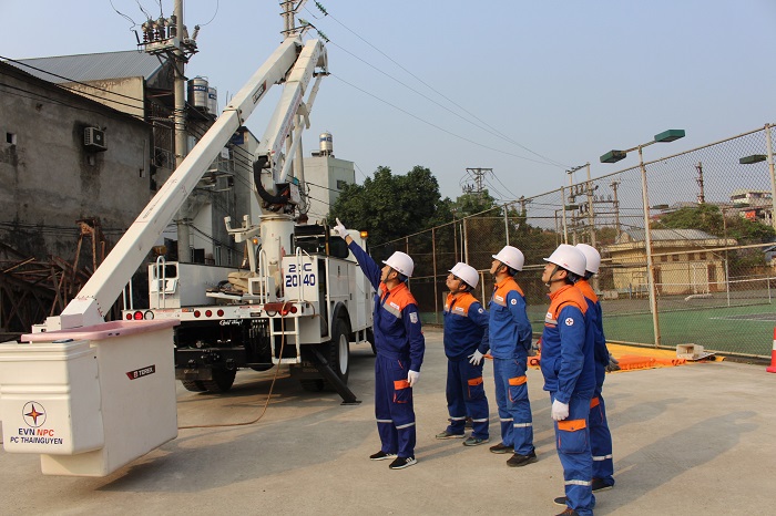 Đội sửa chữa Hotline Công ty Điện lực Thái Nguyên đảm bảo thực hiện Công tác an An toàn, vệ sinh lao động đội sửa chữa Hotline 