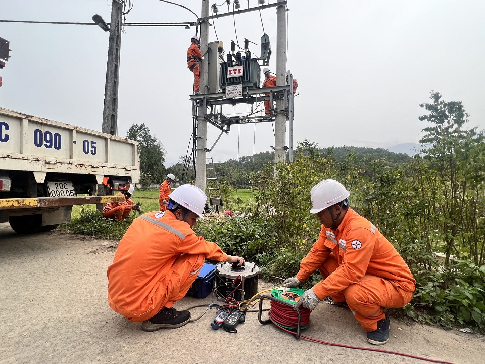 Hoàn thành kế hoạch thí nghiệm định kỳ, xử lý khắc phục các tồn tại cấp điện an toàn mùa mưa bão năm 2023