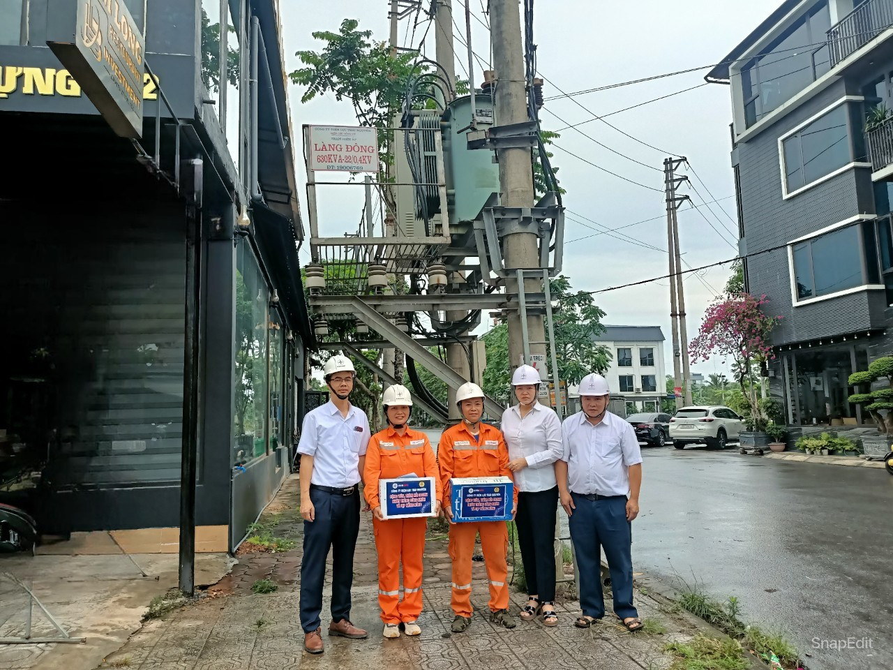 Công Đoàn Công ty Điện lực Thái Nguyên thăm hỏi CBCNV nhân dịp tháng công nhân và thời tiết nắng nóng