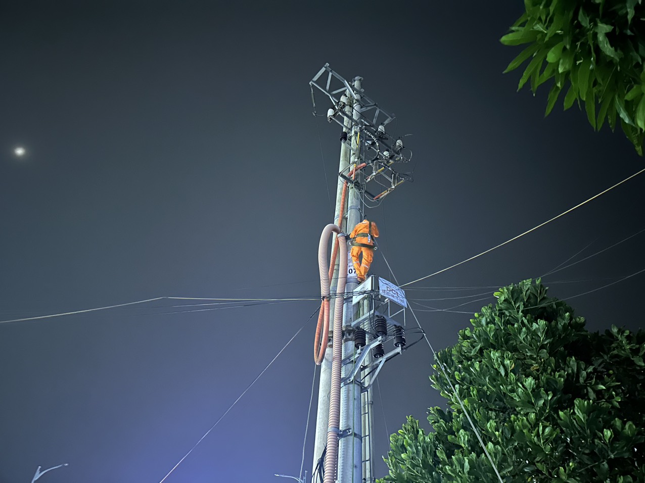 Điện lực Phú Bình nhanh chóng khắc phục sự cố mất điện do giông lốc