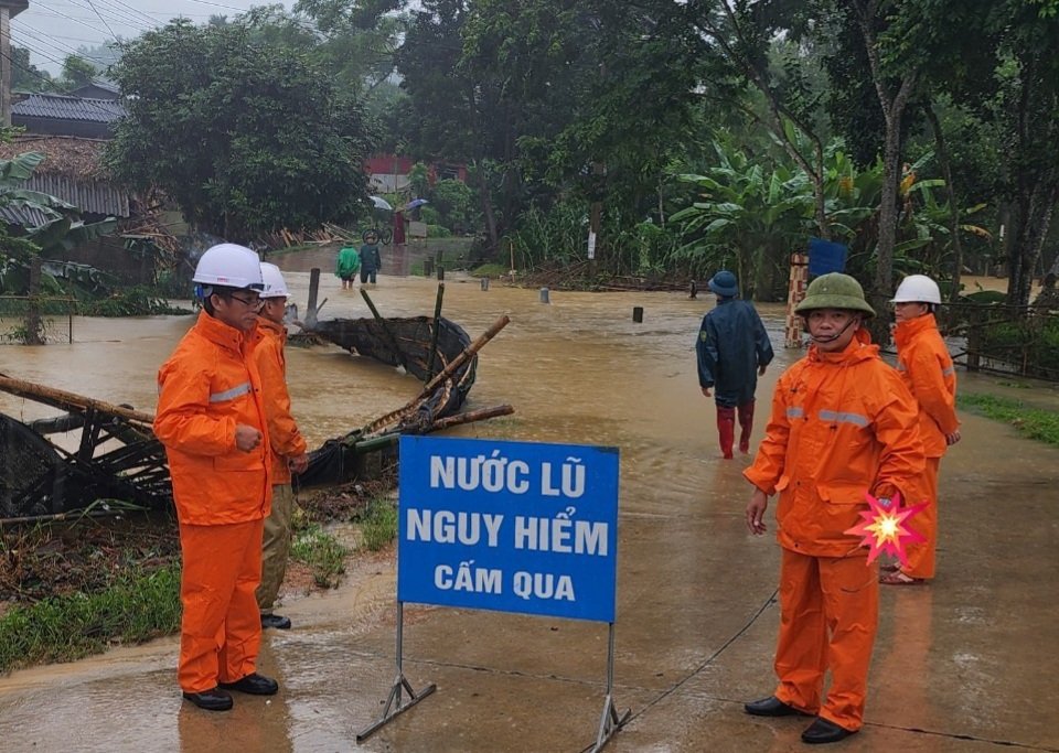 Điện lực Định Hóa tích cực khắc phục hậu quả thiên tai sau mưa lũ