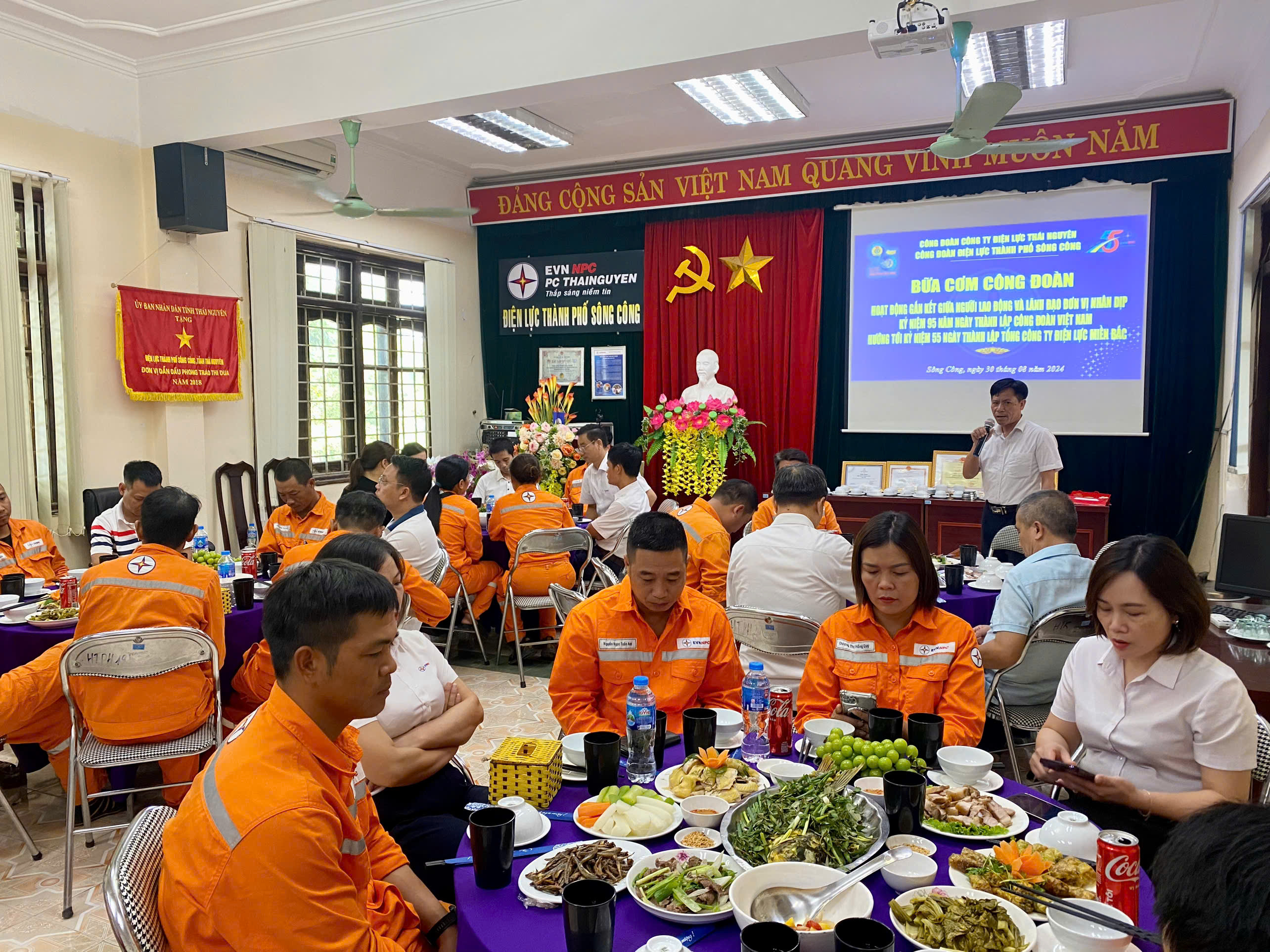 Điện lực thành phố Sông Công ấm áp “Bữa cơm Công đoàn” - Phát huy tinh thần đoàn kết