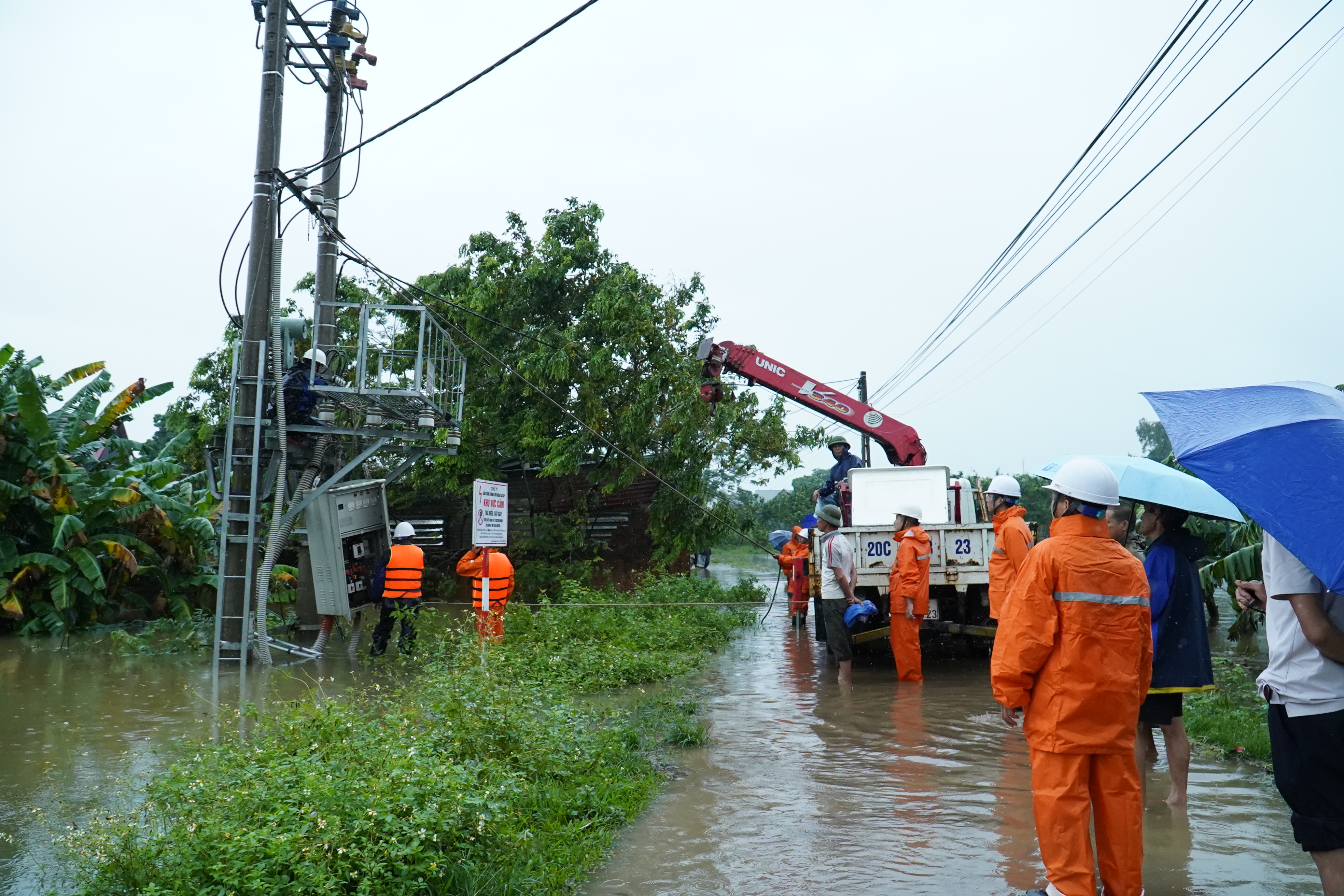 Công ty Điện lực Thái Nguyên tập trung tối đa lực lượng, đảm bảo cung ứng điện sớm, an toàn.