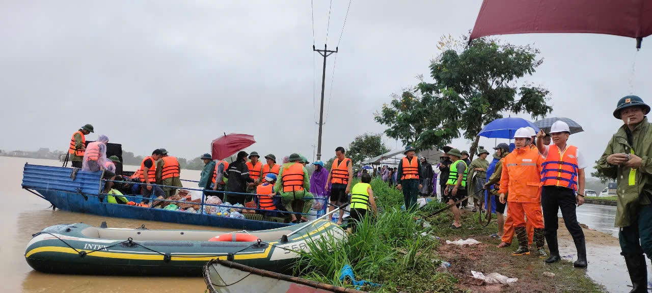 Điện lực Phú Bình nỗ lực khắc phục lưới điện sau cơn bão số 3 và tình trạng ngập lụt diện rộng trên địa bàn