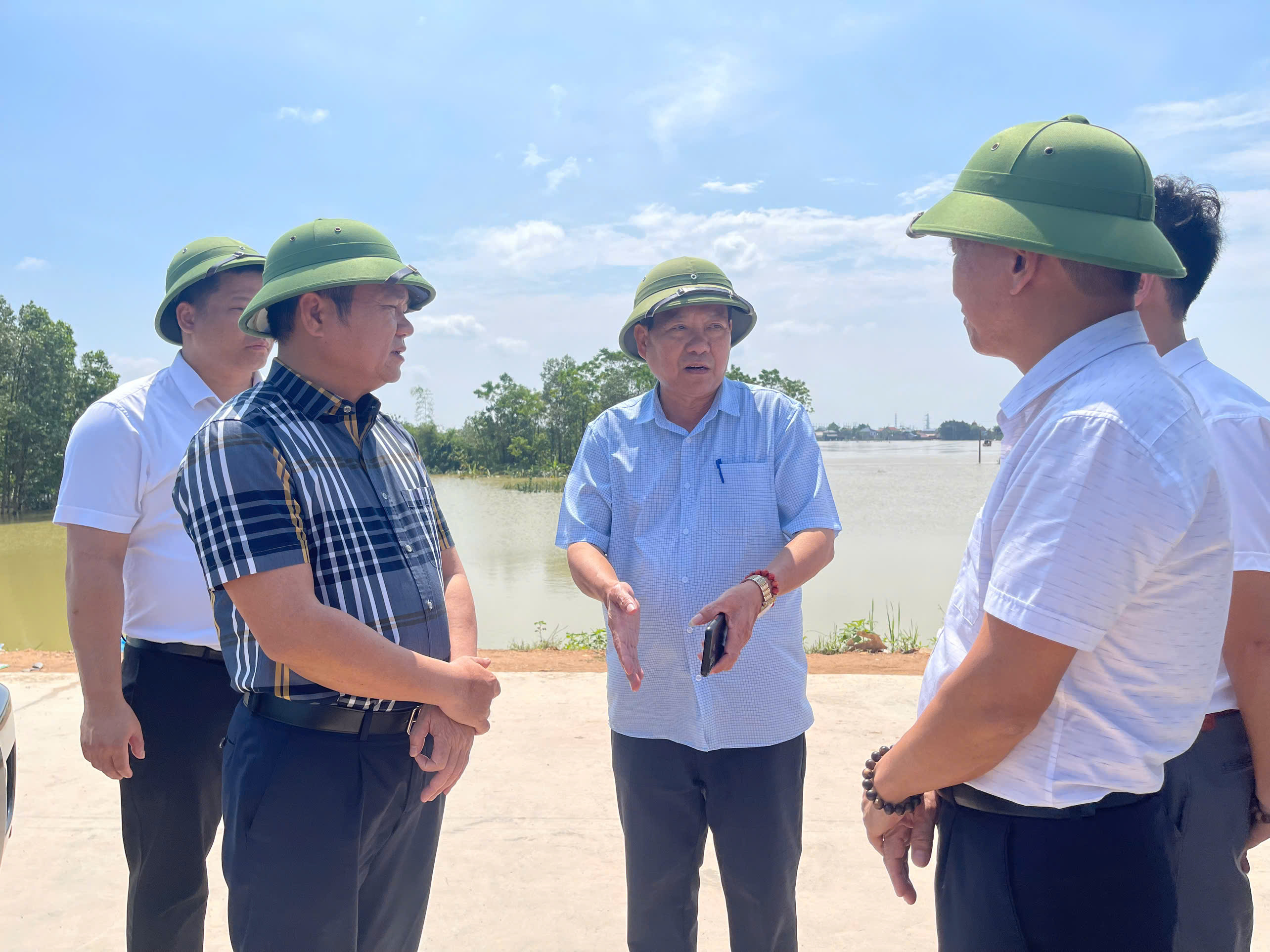 Ông Trần Minh Dũng Phó Tổng Giám đốc Tổng công ty Điện lực miền Bắc kiểm tra công tác khắc phục thiệt hại sau bão số 3 tại Thái Nguyên