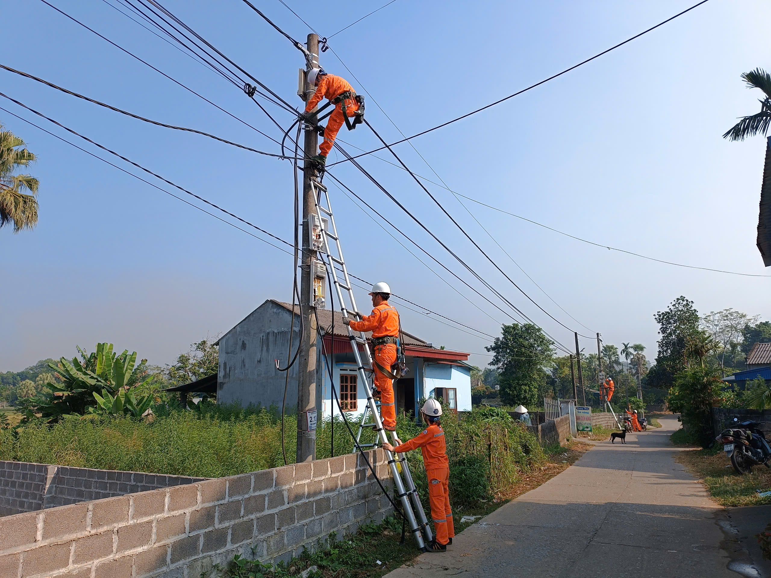 Toàn lực ra quân chỉnh trang lưới điện, thay thế lắp đặt hệ thống đo đếm