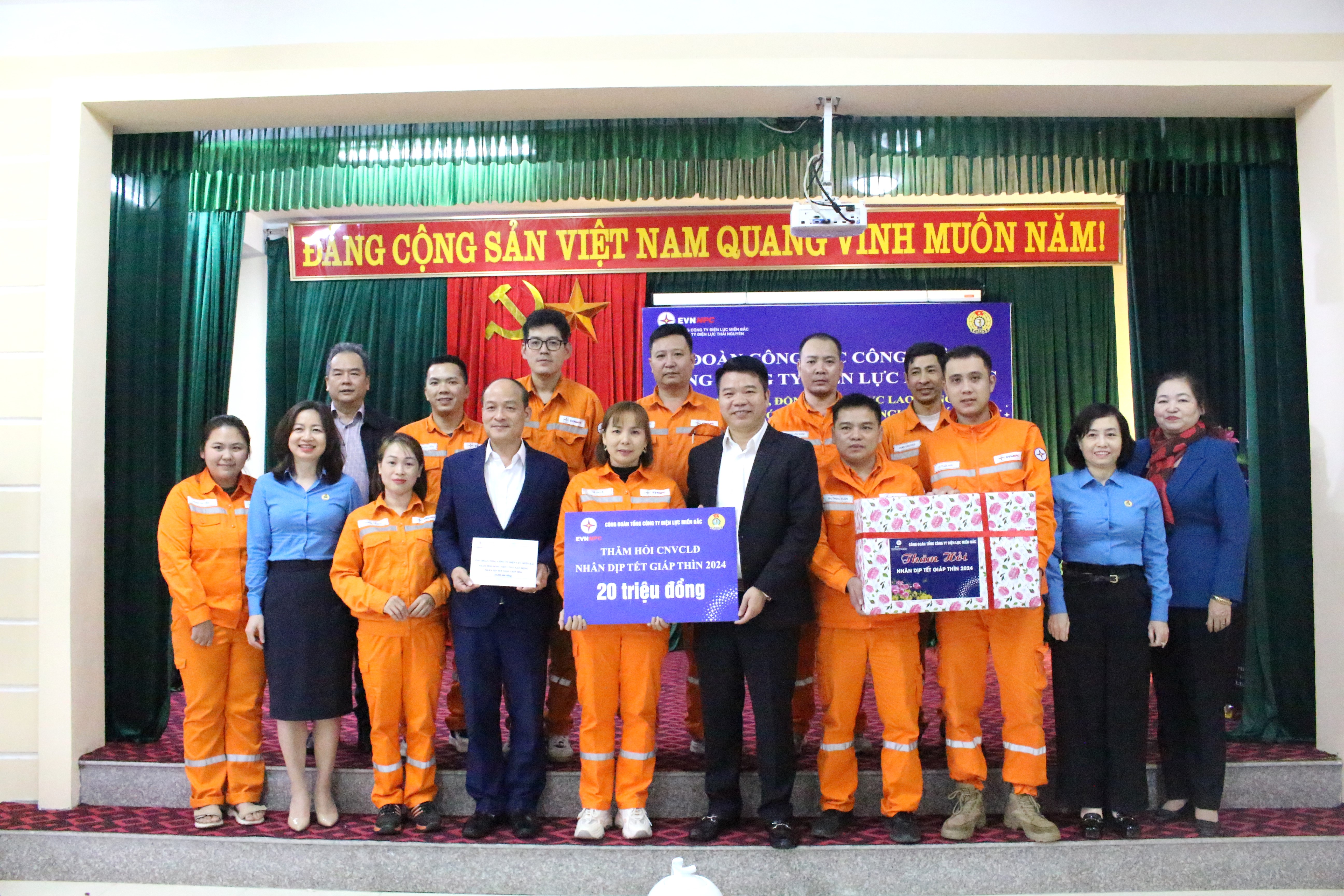 Chủ tịch Công đoàn Tổng công ty Điện lực miền Bắc thăm, tặng quà CBCNV Công ty Điện lực Thái Nguyên