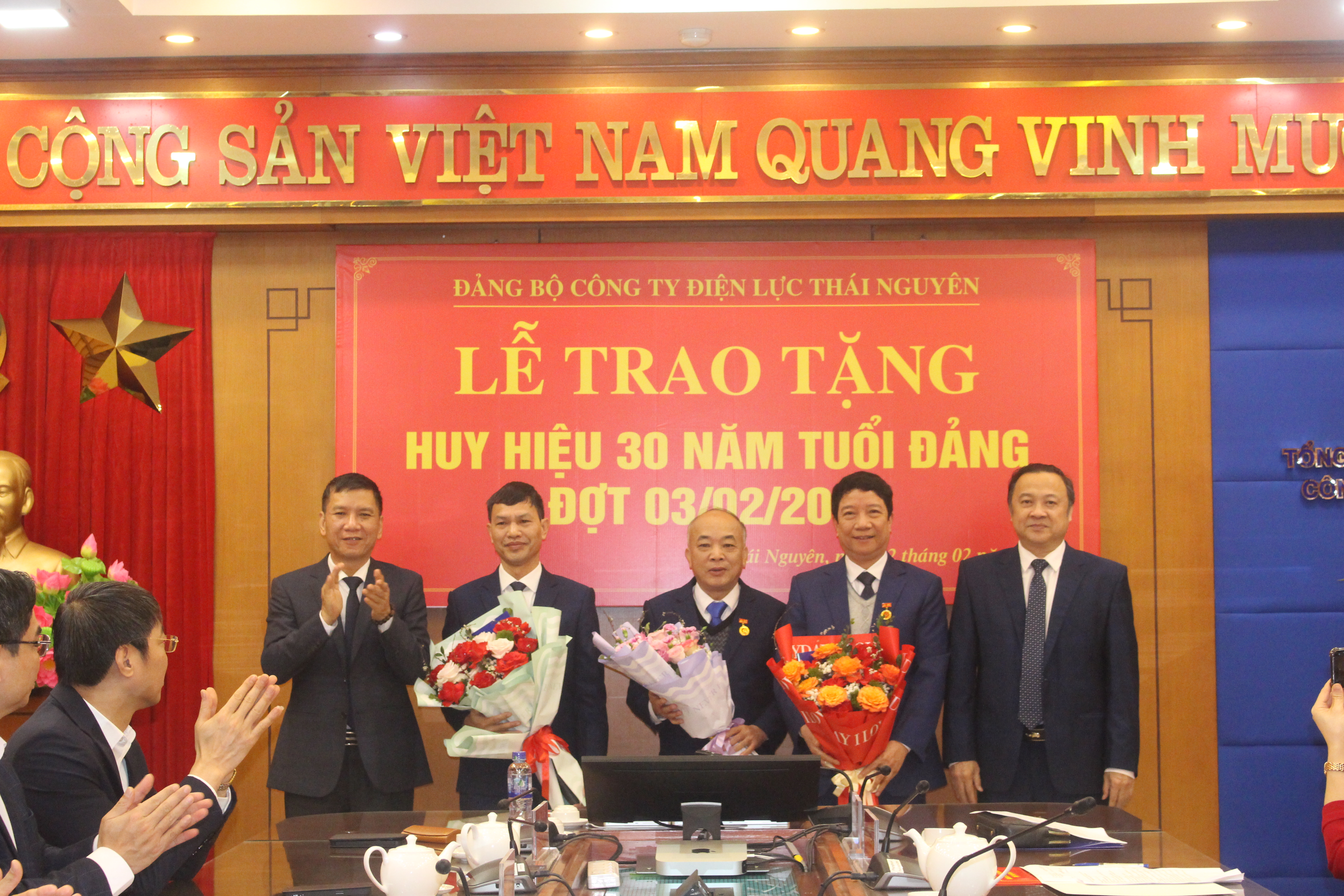Đảng bộ Công ty Điện lực Thái Nguyên trao tặng huy hiệu 30 năm tuổi Đảng (đợt 03/02/2024)