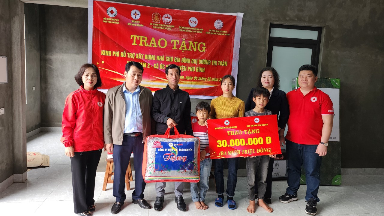 Công đoàn Công ty Điện lực Thái Nguyên thăm và tặng quà gia đình có hoàn cảnh khó khăn dịp tết nguyên đán giáp thìn 2024