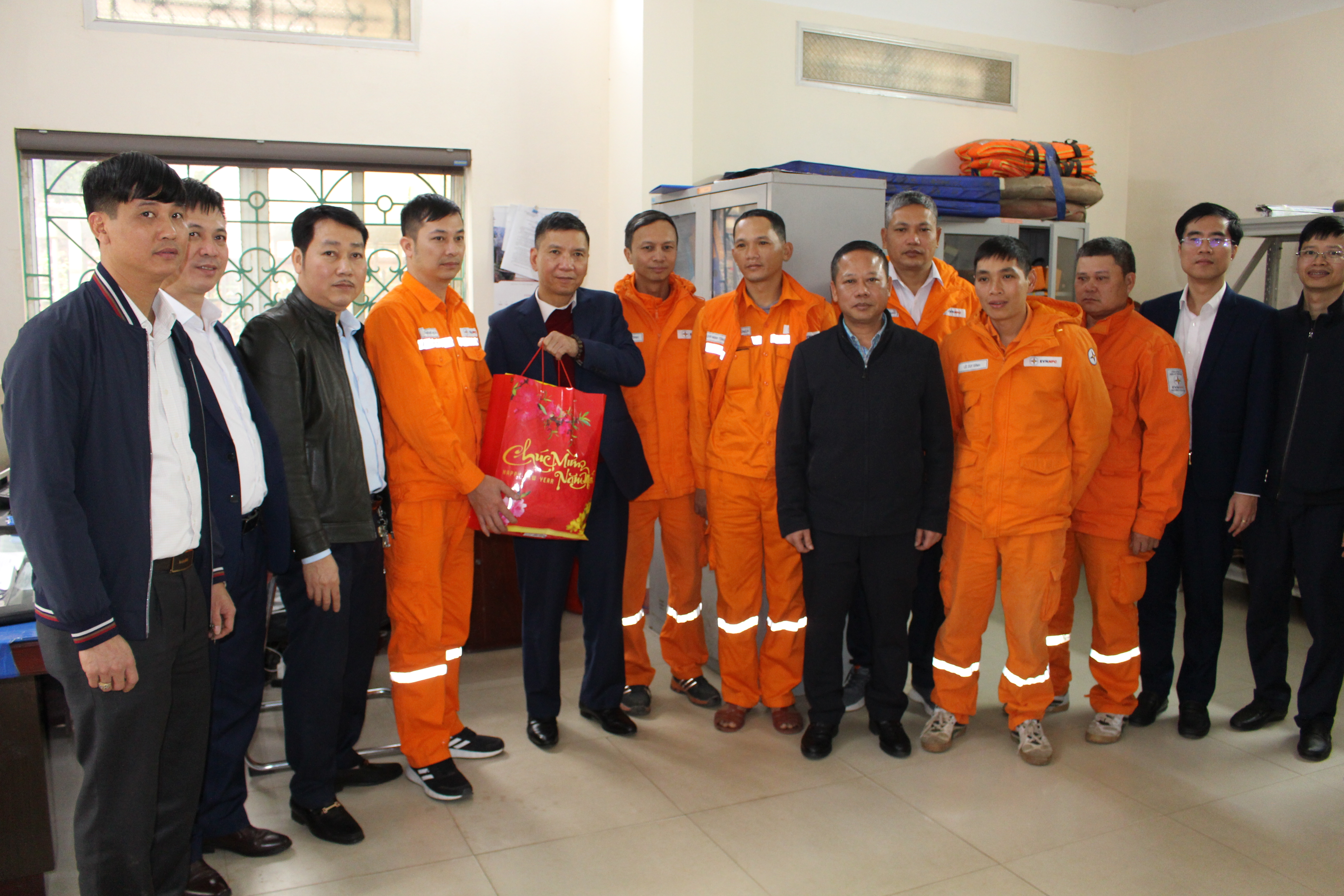 Lãnh đạo PC Thái Nguyên thăm, động viên đơn vị trực cấp điện Tết Nguyên đán Giáp Thìn năm 2024
